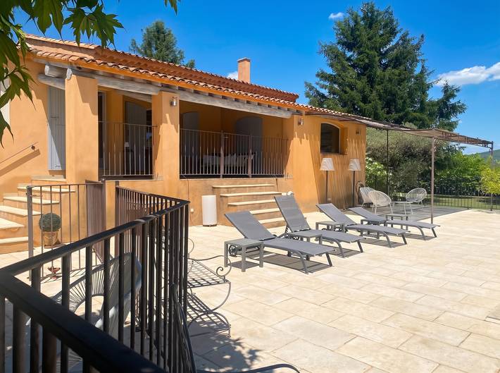 Villa spacieuse proche de Marseille avec jardin et piscine privée in La Tour-d'Aigues, Parc naturel régional du Luberon