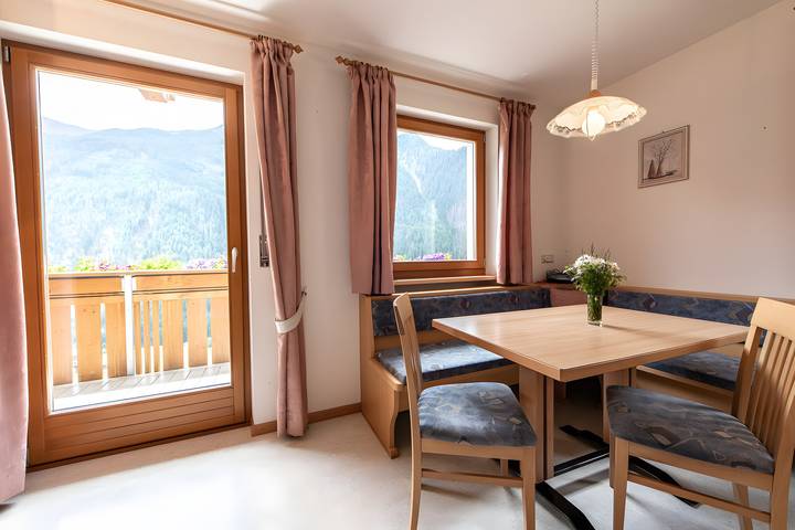 Entire apartment, Apartment 'Mair Am Tinkhof Waldwohnung' with Mountain View, Private Terrace and Wi-Fi in Mühlwald, Ziller valley alps