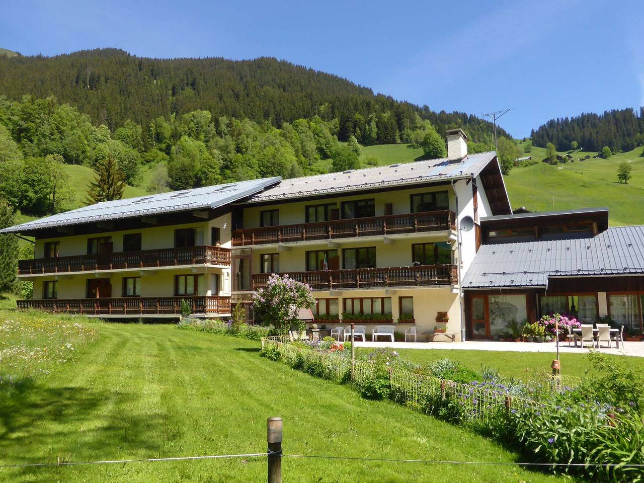 Entire apartment, Large family apartment at the foot of the slopes for 8 people in Arêches, Beaufort (Rhône-Alpes)