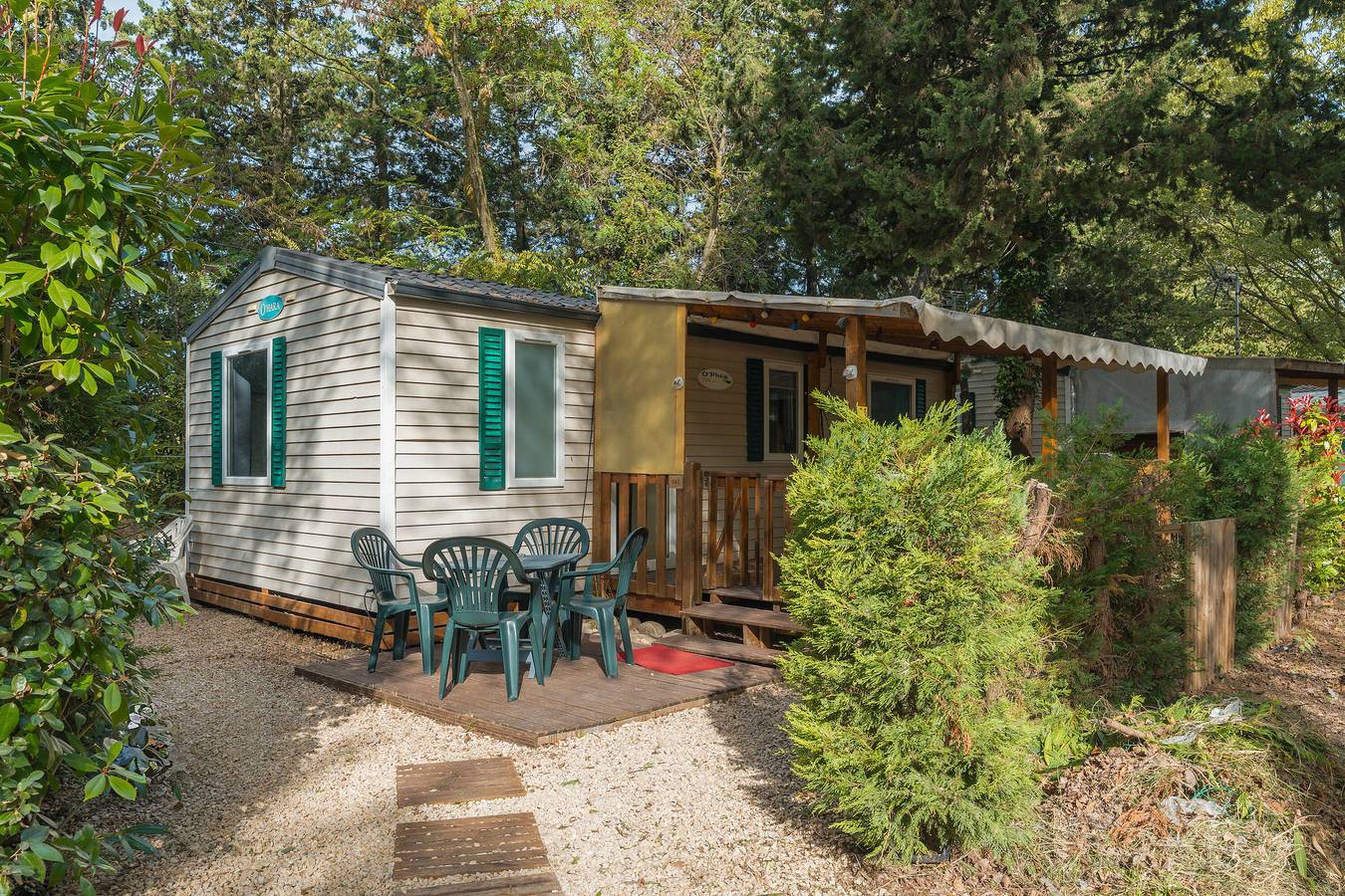 Caravan 'Mobil-home' with Shared Pool, Private Terrace and Air Conditioning in La Roque-d'Anthéron, Aix-en-Provence region