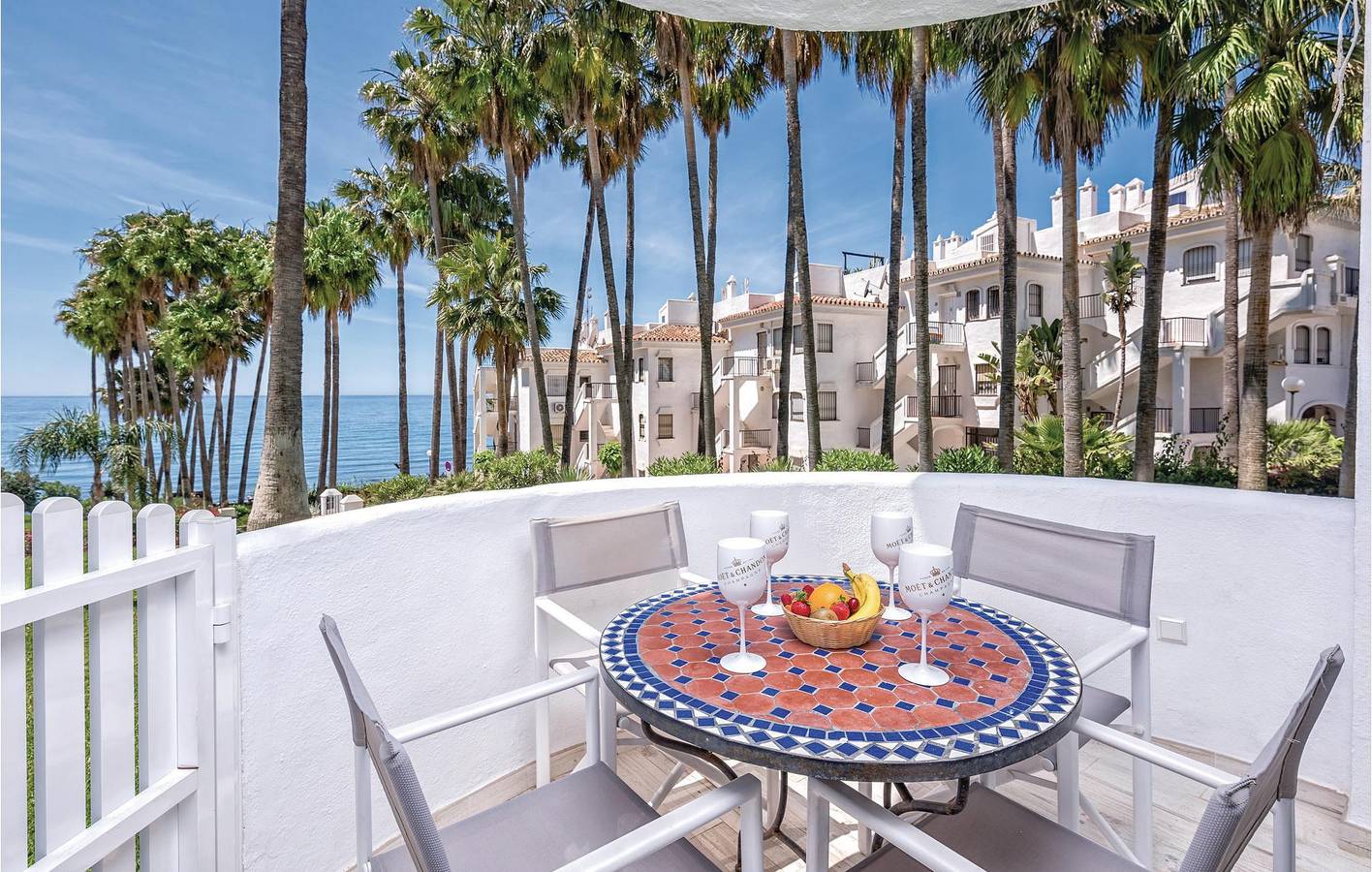 Ganze Ferienwohnung, Rückzugsort am Strand: 65qm, Parkplatz, AC, Pool & Terrasse in Sitio de Calahonda, Mijas