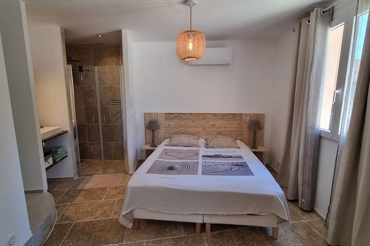 Location de vacances pour 8 personnes, avec jacuzzi ainsi que jardin et piscine à Ceyreste - 2