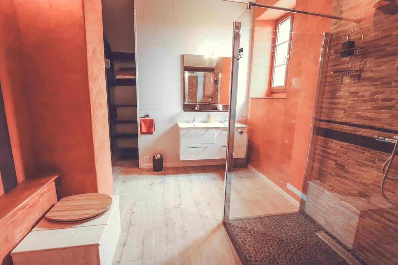 Family Room with Private Bathroom in Saint-Désiré, Région de Montluçon