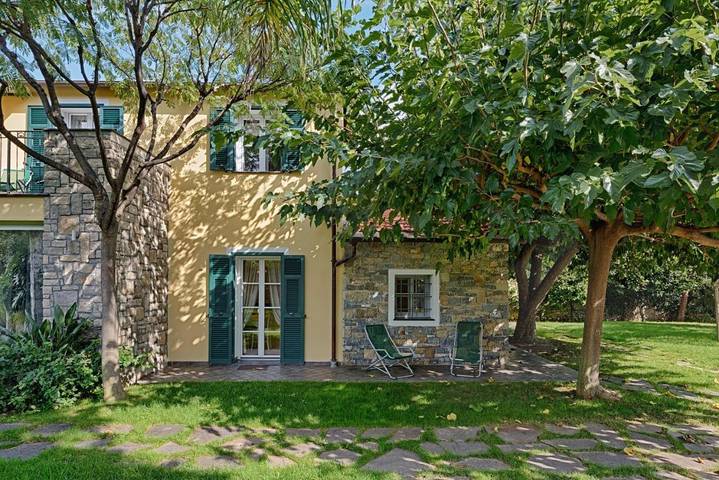Appart’hôtel pour 4 personnes, avec Terrasse et Jardin ainsi que Piscine et Vue