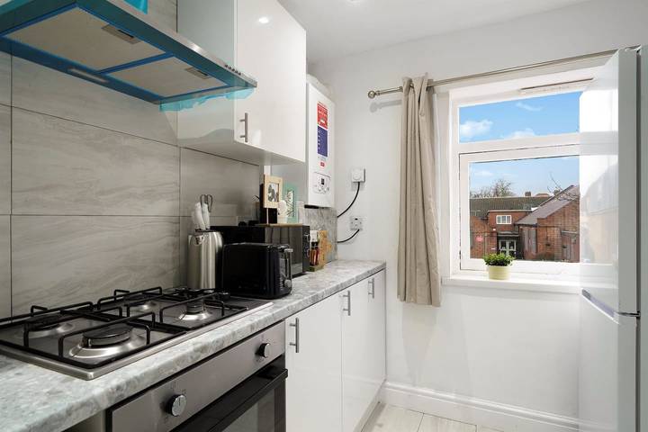 Entire holiday apartment, Belvedere 4-Bed Apt, Sleeps 9 with Parking in Bexley, London