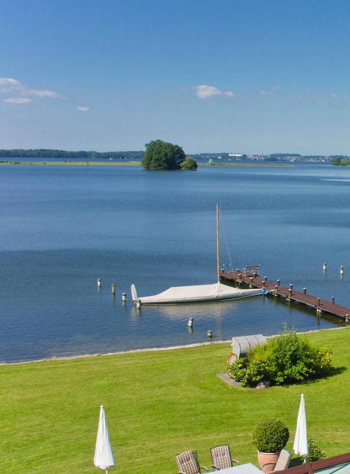 Hotel, mit Terrasse und Garten sowie Sauna und Seeblick in Bosau - 4