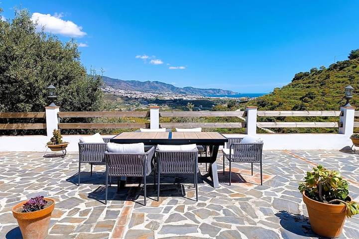 Gîte pour 4 personnes, avec terrasse et piscine, animaux acceptés