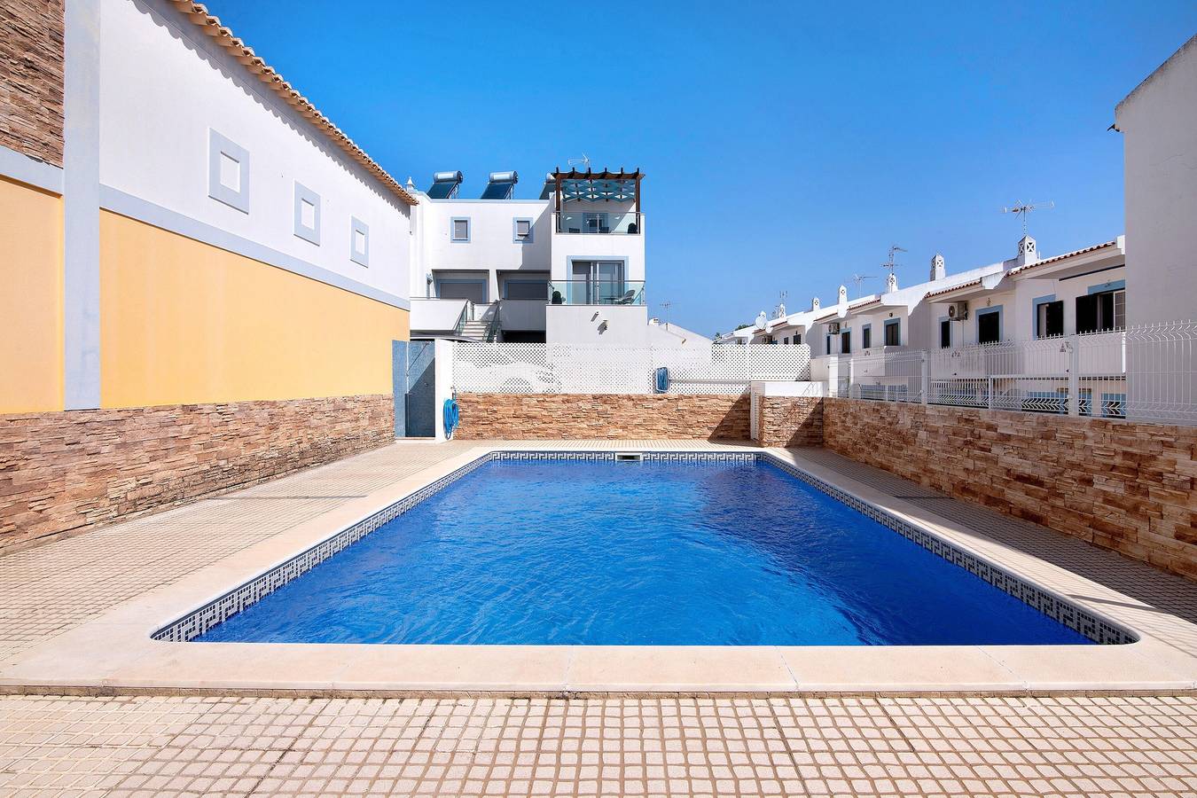 Villa 'Essence Of Grey' con terraza privada con vistas al mar, Wi-Fi y aire acondicionado in Manta Rota, Ria Formosa