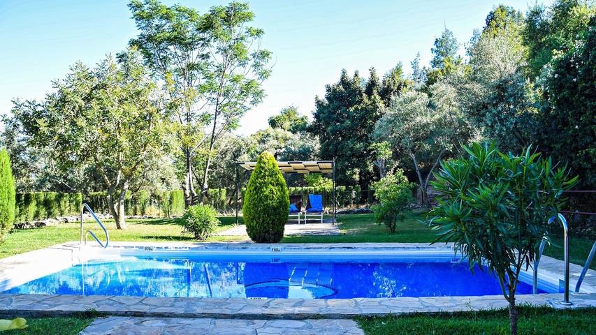 Casa de vacaciones 'El Rancho' con vistas a la montaña, piscina, Wi-Fi y jardín in Montecorto, Andalucía