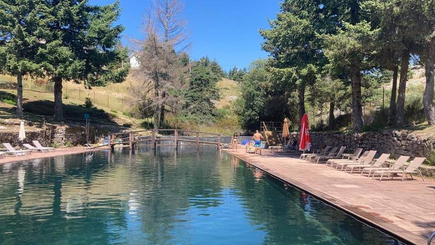 Hostal para 2 personas, con terraza y piscina para niños además de piscina y vistas en Covilhã