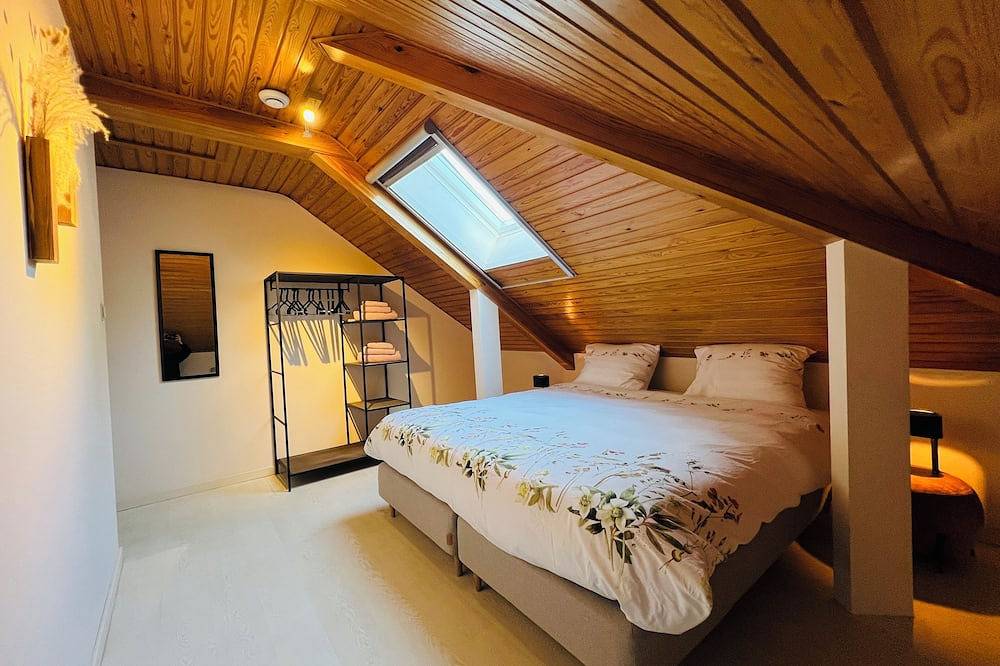 Luxury villa with jacuzzi. Perfectly located in wooded area, close to downtown! in Lommel, Limburg (Belgien)