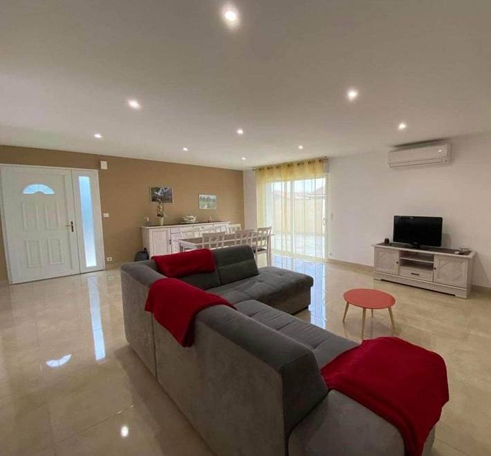 Location de vacances pour 6 personnes, avec piscine ainsi que vue et terrasse à Cruscades