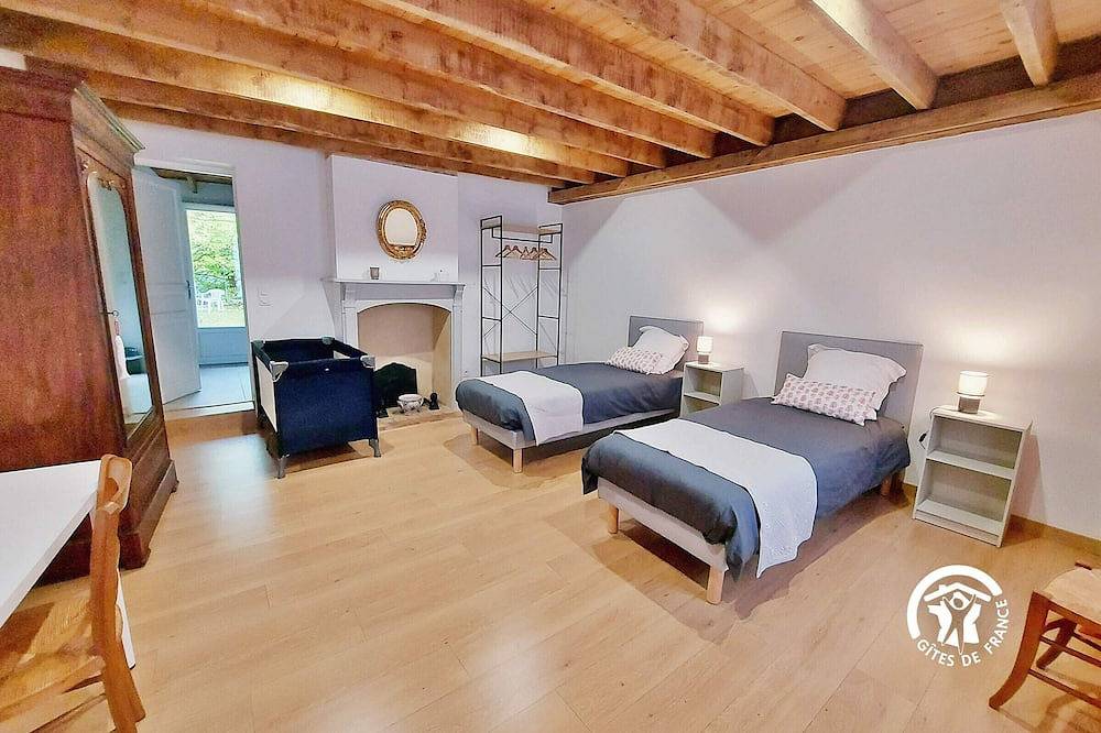 Maison familiale spacieuse avec grand jardin, proche loisirs et activités culturelles in Saint-Poix, Mayenne