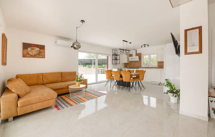 Gemütliche 130 m² große Wohnung mit Pool, WLAN und Parkplatz in Küstennähe in Marčana, Südküste Istrien