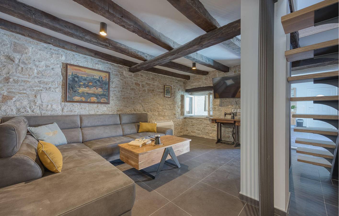 Geräumige 200 m² große Wohnung mit Pool und Terrasse, 2 km vom Stadtzentrum von Kanfanar entfernt in Maružini, Zentralistrien