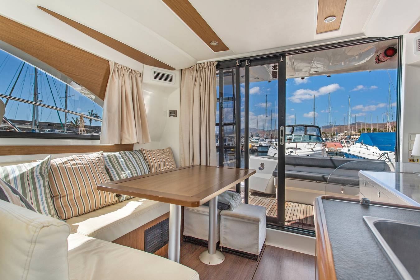 'Charmante Yacht' mit Meerblick, Wlan und Klimaanlage in Puerto Calero, Lanzarote