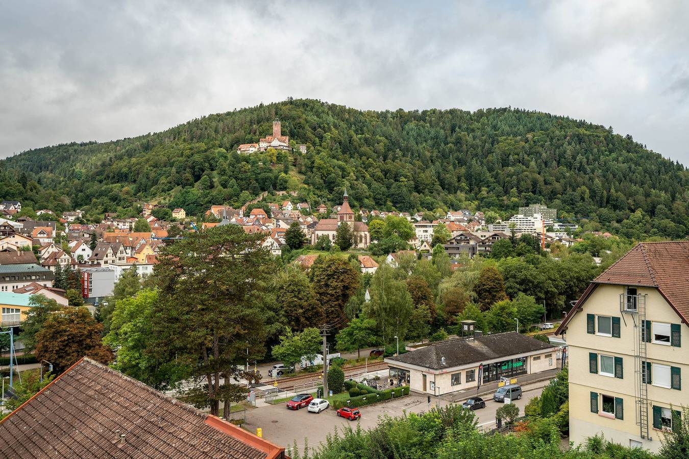 Ganzes Studio, Einzimmerapartment 'Ferienwohnung Weitblick' mit Bergblick und Balkon in Bad Liebenzell, Nordschwarzwald