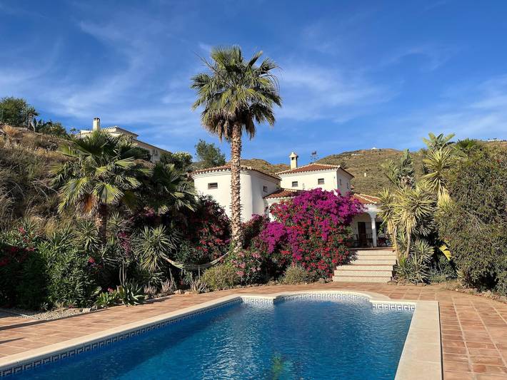 Chalet para 6 personas, con piscina y jardín, Se admiten mascotas en Arenas