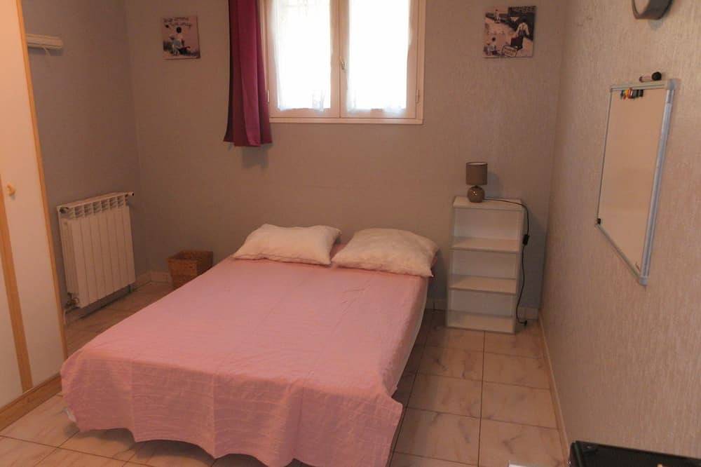 Family Home With Private Pool Sleeps 10 in Châteauneuf-du-Pape, Vaucluse