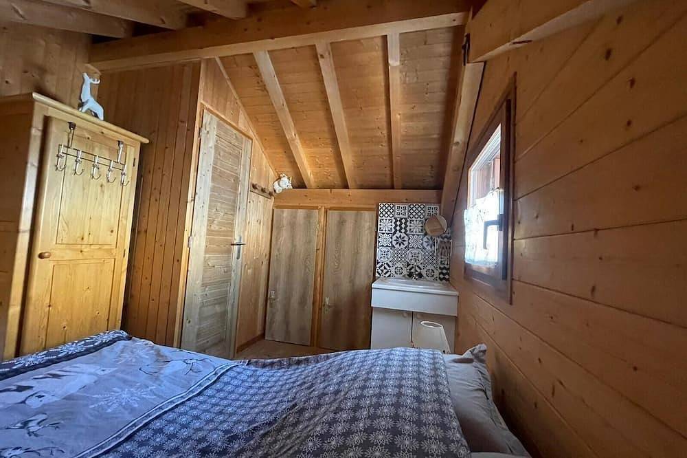 Chalet '6p Comfort - Le Bouvreuil' with Mountain View, Private Terrace & Wi-Fi in Verchaix, Bonneville region