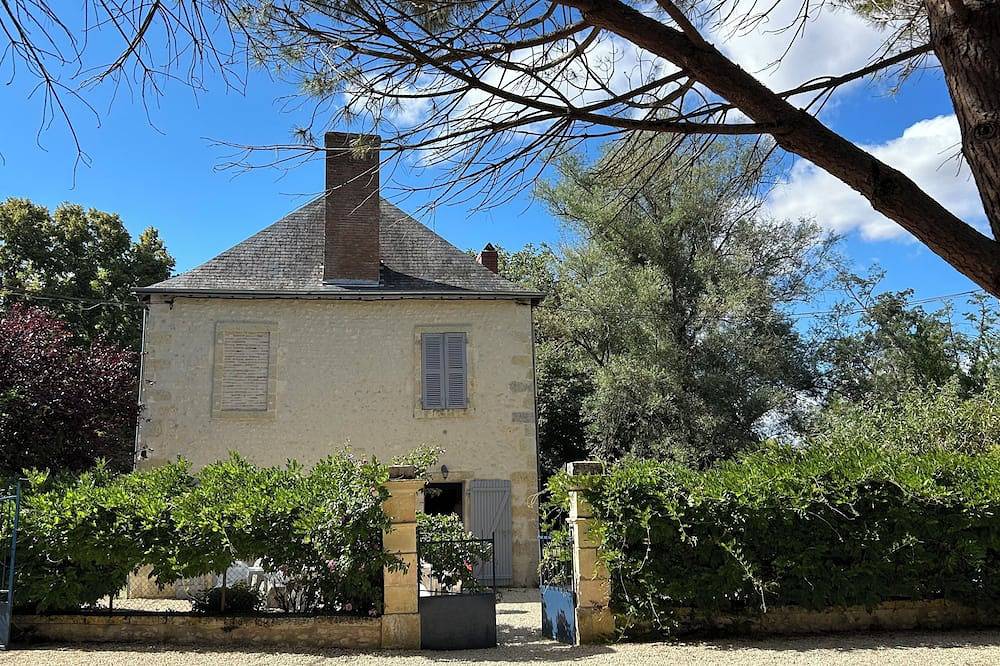 Gîte Maison de Maître 10 personnes - piscine et rivière in Lurais, Région de Le Blanc