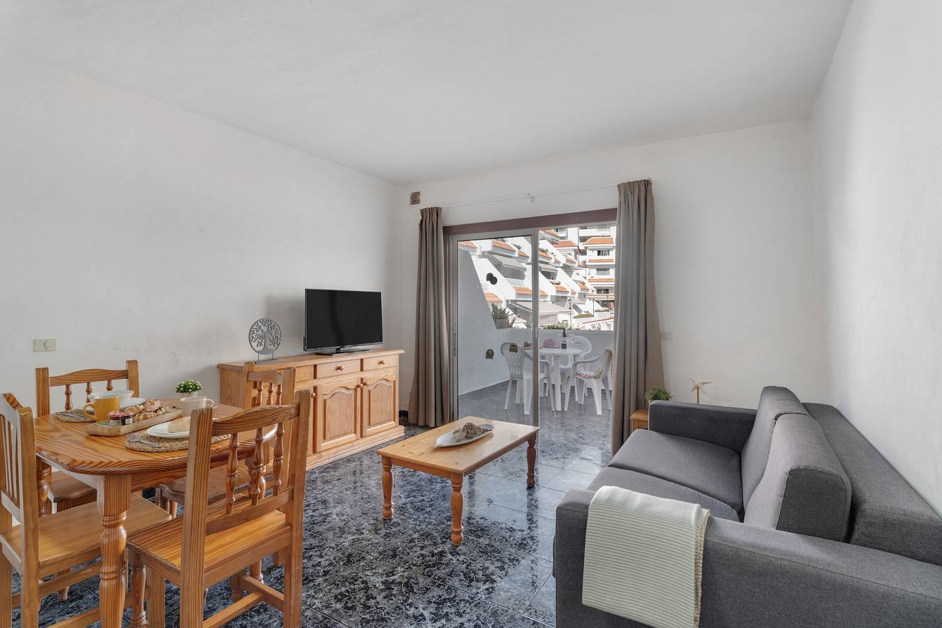 Appartement entier, Apto Blue Pool Las Floritas avec piscine partagée, terrasse privée et Wi-Fi in Playa de las Américas, Arona