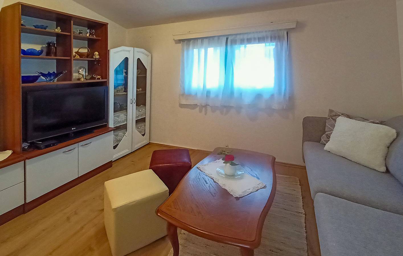 Charmante 2-Zimmer-Wohnung in der Nähe des FKK-Strandes mit Terrasse und Parkplatz in Pula-Medulin, Pula