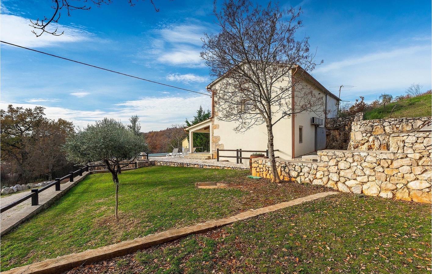 Appartement ensoleillé de 2 chambres avec piscine, Wi-Fi et parking près du centre-ville de Vinez in Vinez, Côte Est de l'Istrie