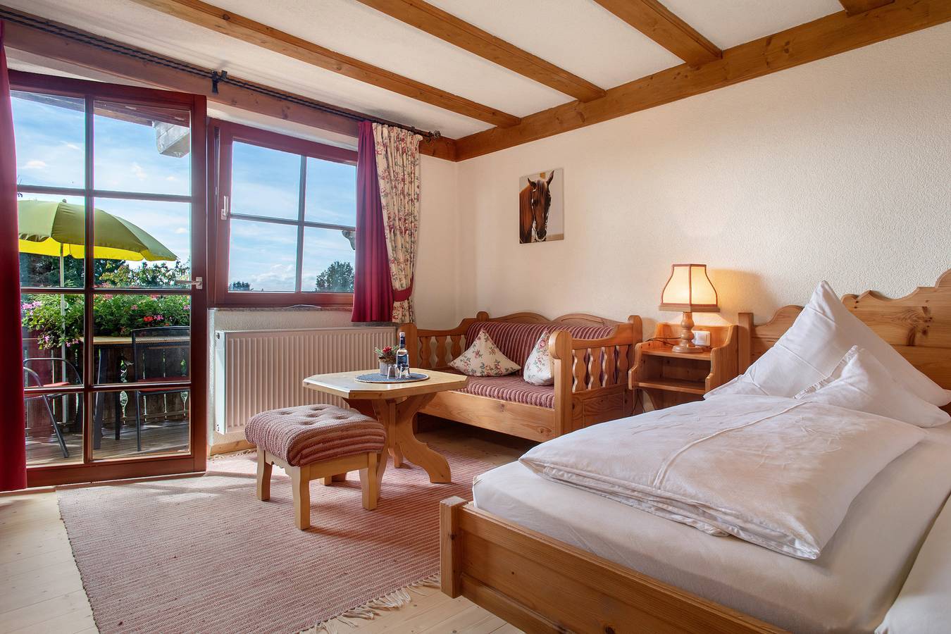 Zimmer 'Junior Suite 2' mit Bergblick, Gemeinschaftsgarten und Wi-Fi in Friedrichshafen, Region Bodensee-Oberschwaben