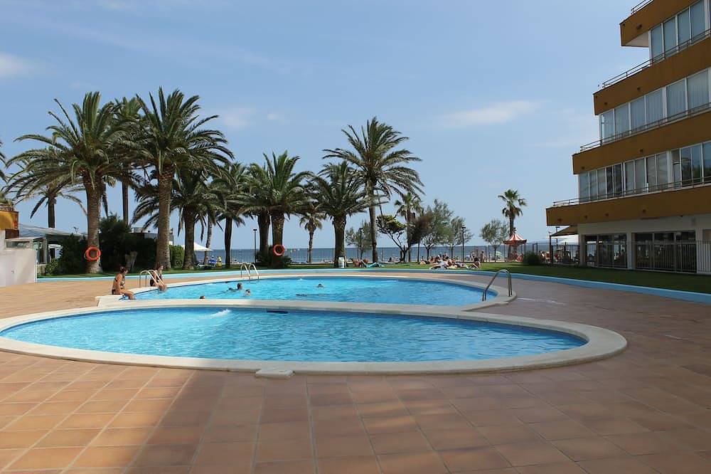 Ganze Wohnung, Newly renovated apartment, located 50 meters from the sea, with swimming pool. in Sant Adrià de Besòs, Barcelonès