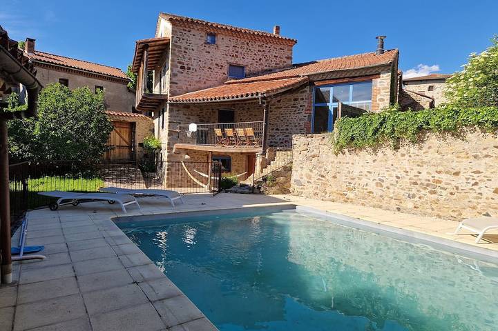 Location de vacances pour 8 personnes, avec balcon et jardin, animaux acceptés à Lavaudieu