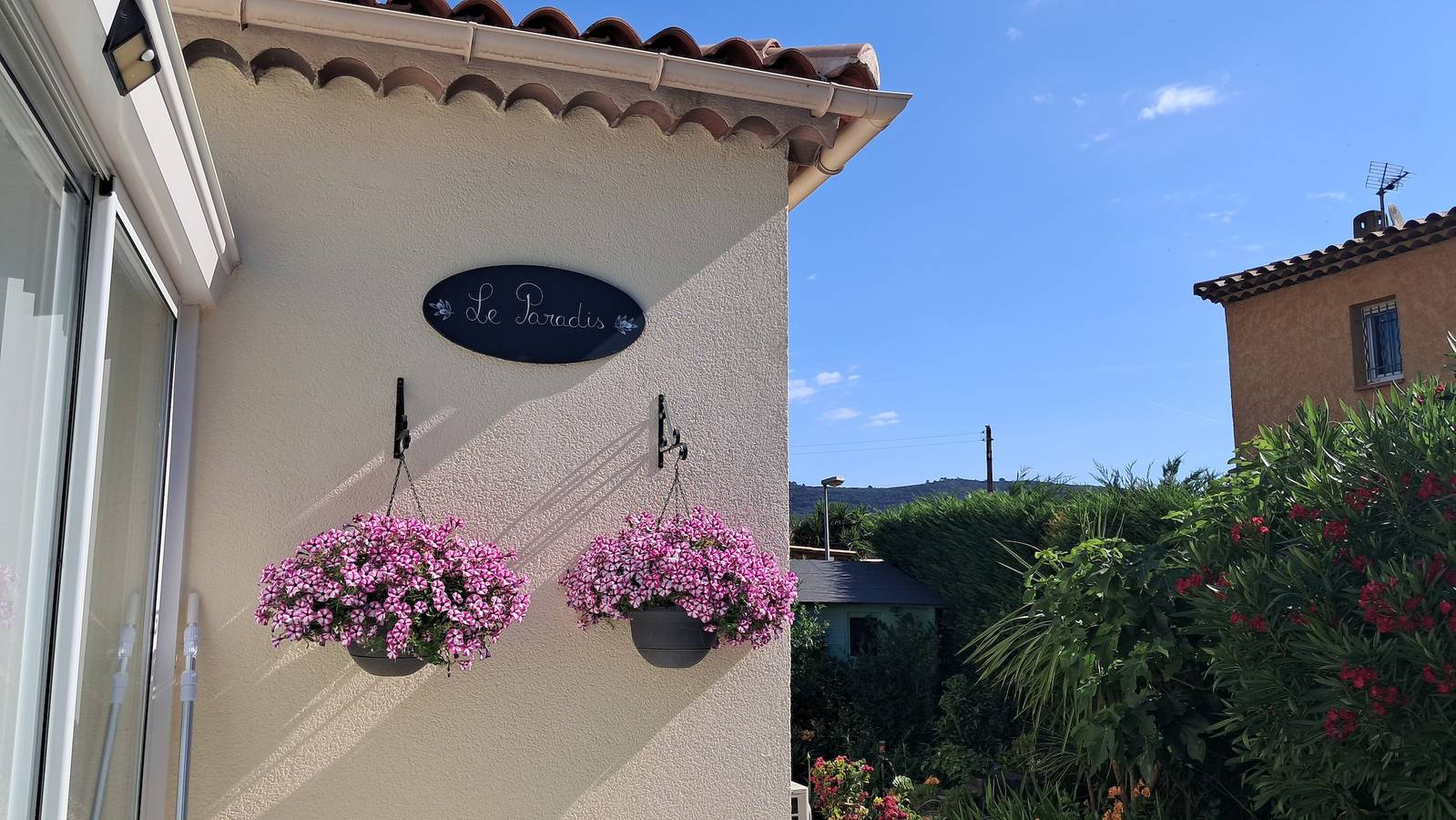 Habitaciones de huéspedes 'Le Paradis' con piscina compartida, Wi-Fi y aire acondicionado in Le Luc, Region de Draguignan