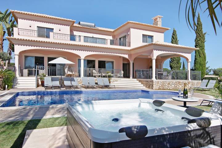 Villa for 12 people, with Balcony and Hot tub as well as Garden in Quarteira