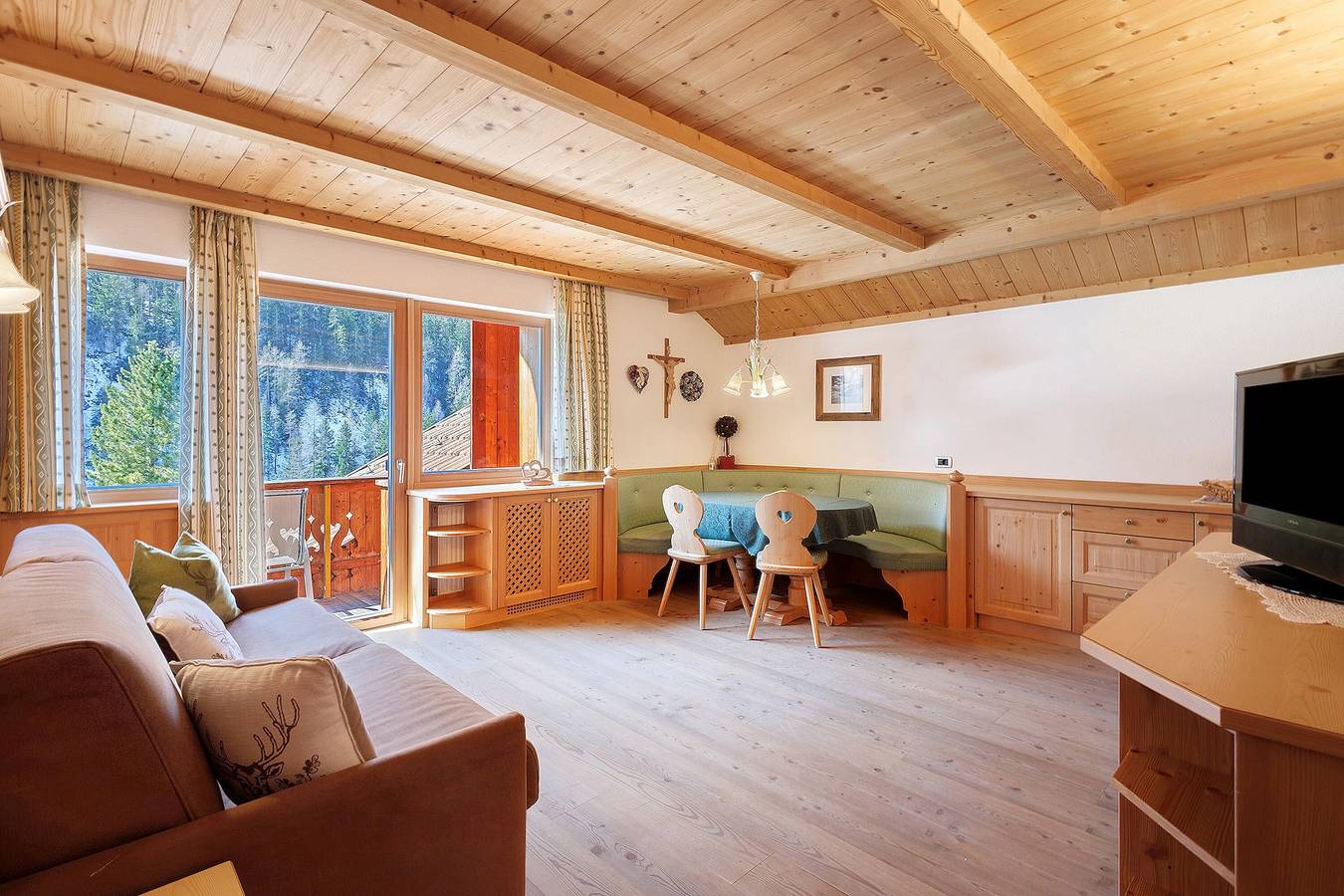 Ganze Wohnung, Ferienwohnung "Ciasa Mirio Rit" mit Bergblick, Wlan & Balkon in Rumestluns, Wengen (Italien)