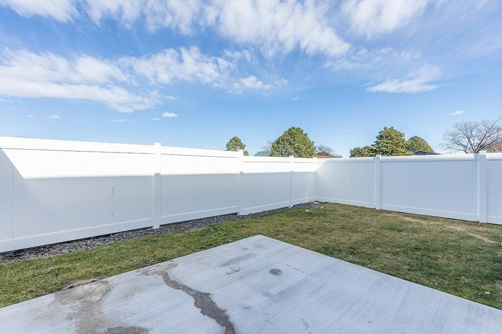 Spacious kitchen suitable for large groups, close to shopping, parks & wineries. in Kennewick, Washington