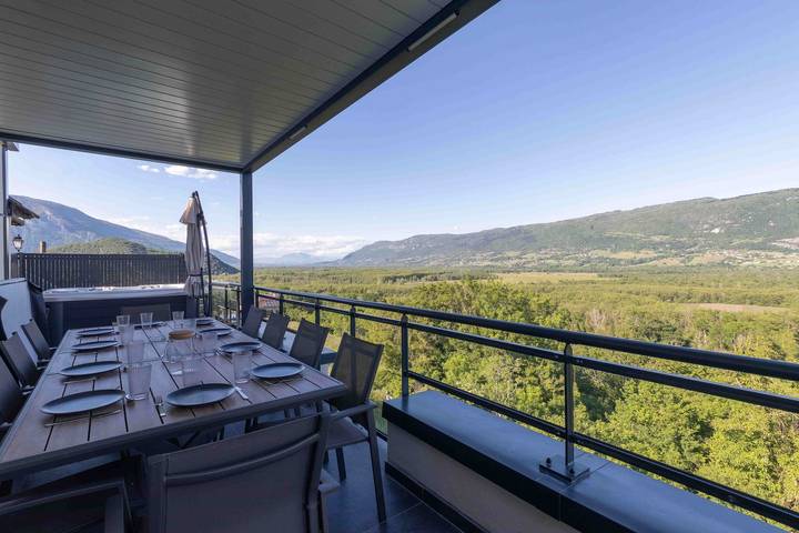 Location de vacances pour 10 personnes, avec Jacuzzi ainsi que Terrasse et Vue sur le lac à Chanaz
