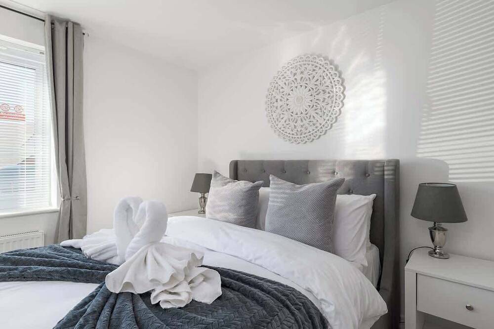 Entire apartment, Comfortable 2-Bed Home with Parking & Fast Wi-Fi! in Milton Keynes, South East England