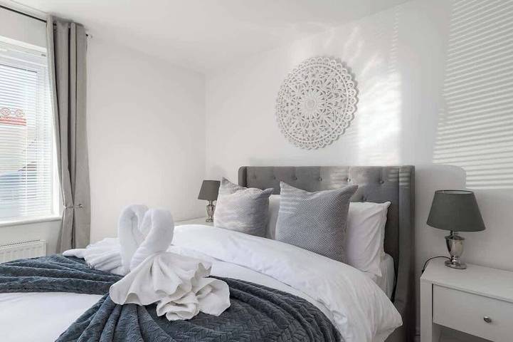 Ganze Wohnung, Spacious 2-Bedroom Home with Parking & Wi-Fi in Milton Keynes, Südostengland