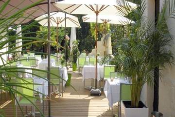 Hôtel pour 3 personnes, avec bassin pour enfant et piscine ainsi que vue et jardin à Le Pian-Médoc