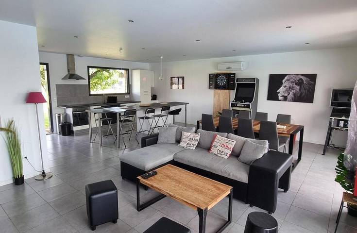 Location de vacances pour 8 personnes, avec jardin ainsi que terrasse et piscine à Lesmont - 4