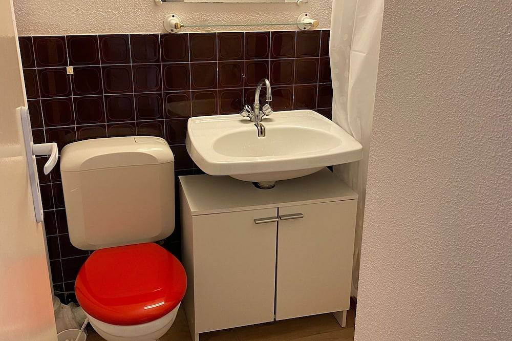 Apartamento entero, Studio with balcony and parking in quiet residence in Gradignan, Región de Burdeos