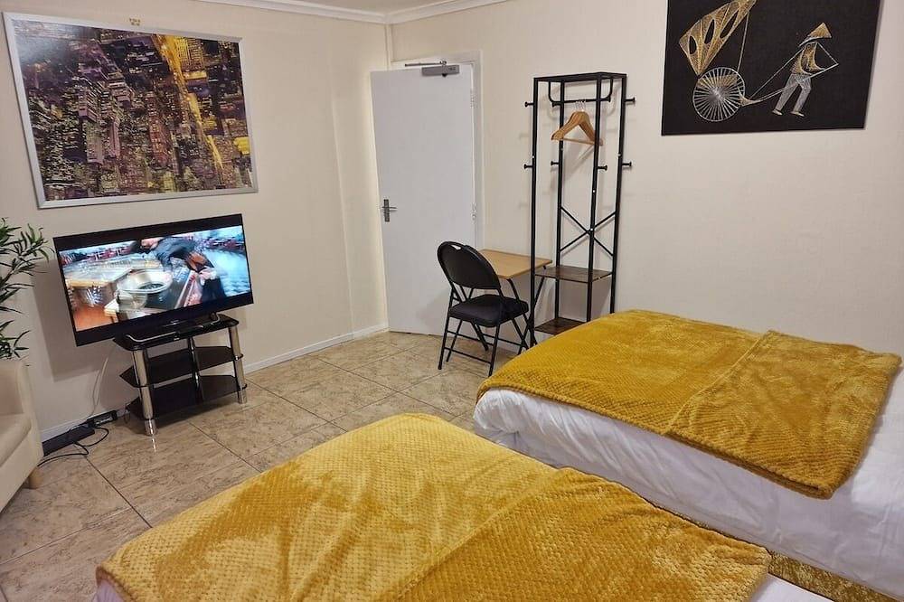 4 Bedroom 5 minute Luton Airport in Luton, Chiltern Hills
