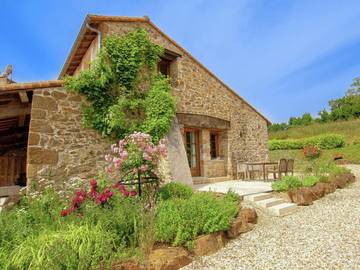 Gîte pour 6 personnes, avec terrasse et piscine, animaux acceptés à Roussines