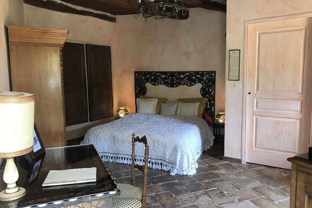 Appartement entier, Chambre  indépendante dans un village médiéval. Charme et silence proche Cannes. in Auribeau-sur-Siagne, Côte méditerranéenne (France)