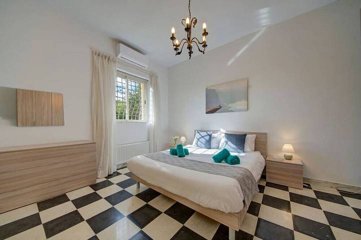 Villa Amora / Super Villa with Skyline City Views in Swieqi, Ilha de Malta