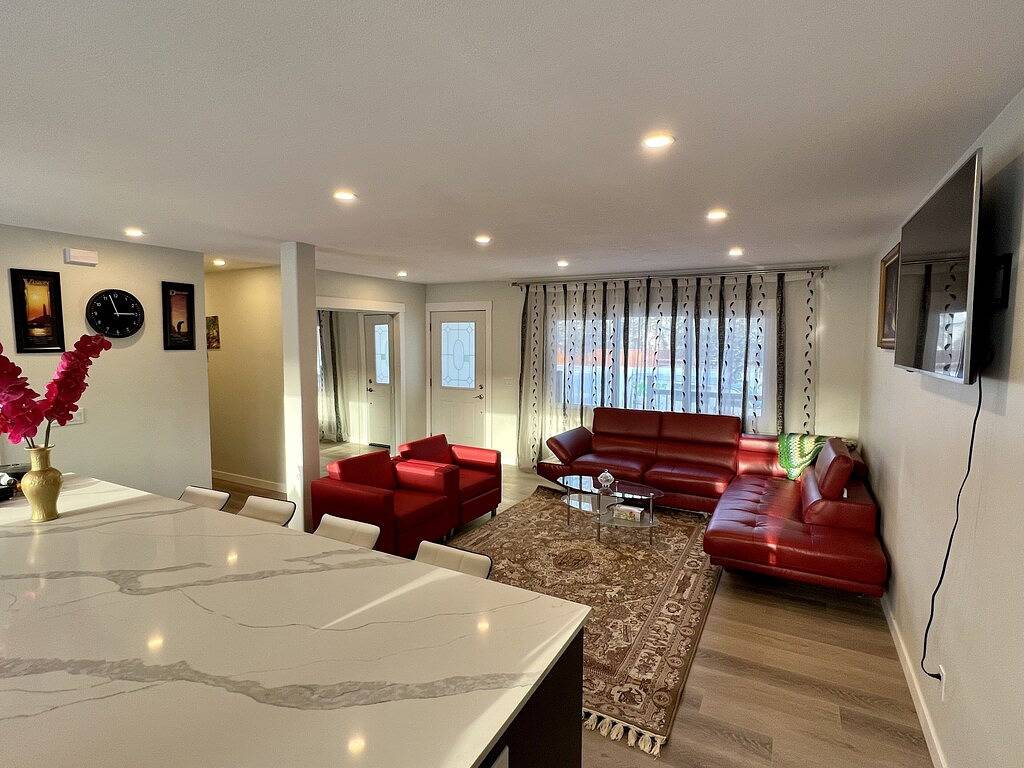 Luxurious 3 Br Home in Central Calgary b/W Airport & Downtown in Calgary, Kanadische Rocky Mountains