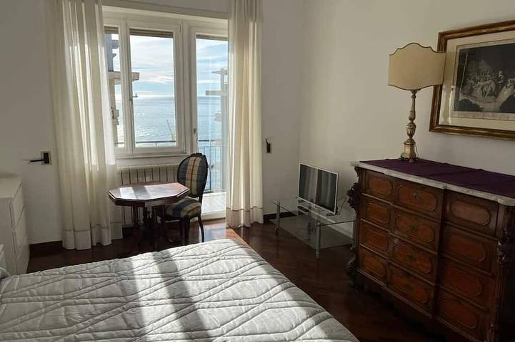 Ganze Wohnung, Meerblick Apartment im Stadtzentrum, 3 Minuten vom Bahnhof und Hafen in Salerno, Tyrrhenische Küste Kampanien