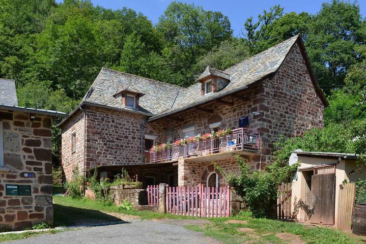 Location de vacances pour 2 personnes, avec Terrasse ainsi que Jardin et Piscine dans l' Aveyron