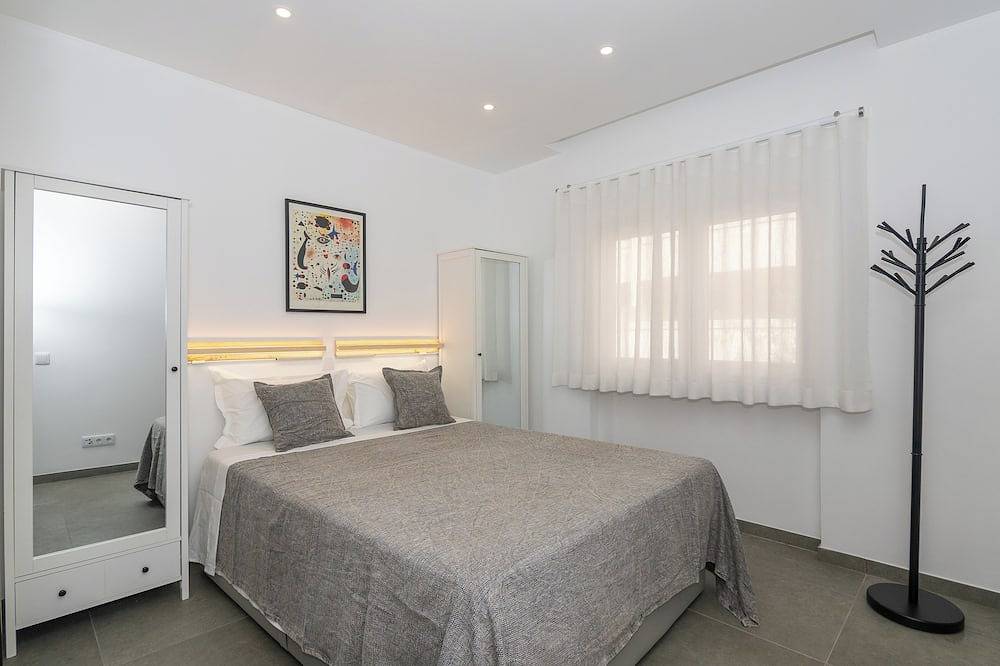 Entire apartment, Restored - communal swimming pool 100m away, beach 300m away, city center 450m. in Santa Maria, Lagos