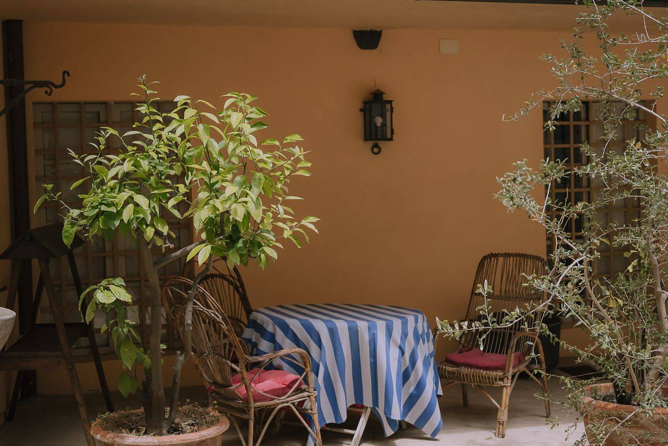 The Wood-Room, a beautiful suite hidden inside huge centuries-old walls: smart and with outdoor space. 7 km from beautiful sea beaches.        in Fermo (Village), Fermo